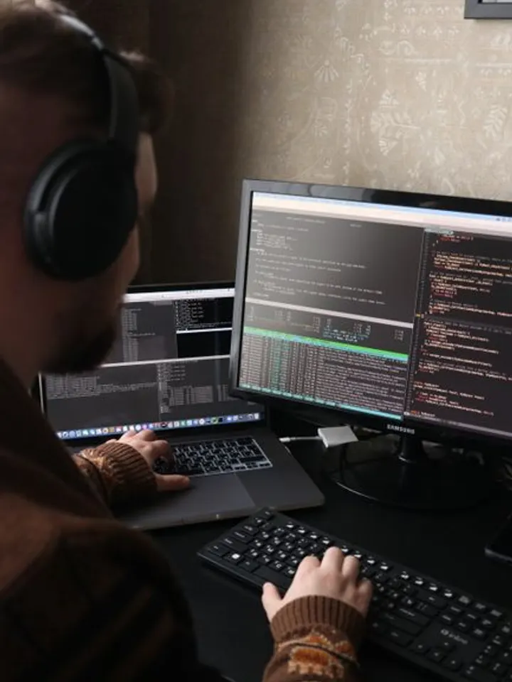 Desenvolvedor programando em dois monitores