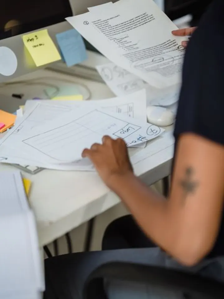 Designer esboçando o wireframe de um site no papel