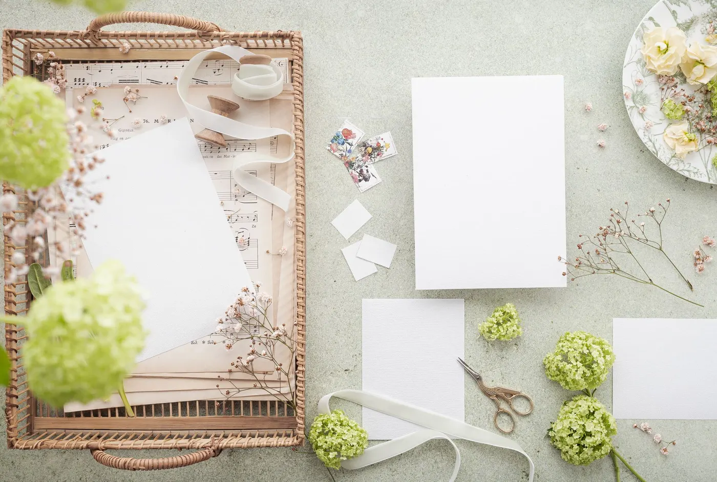 Convites de casamento e papelaria entre flores delicadas