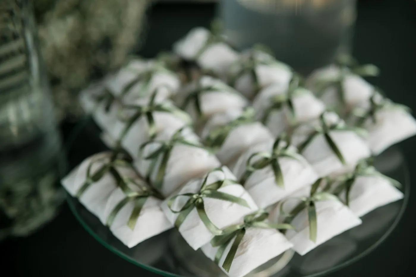 Lembrancinhas de casamento embrulhadas com fitas verdes