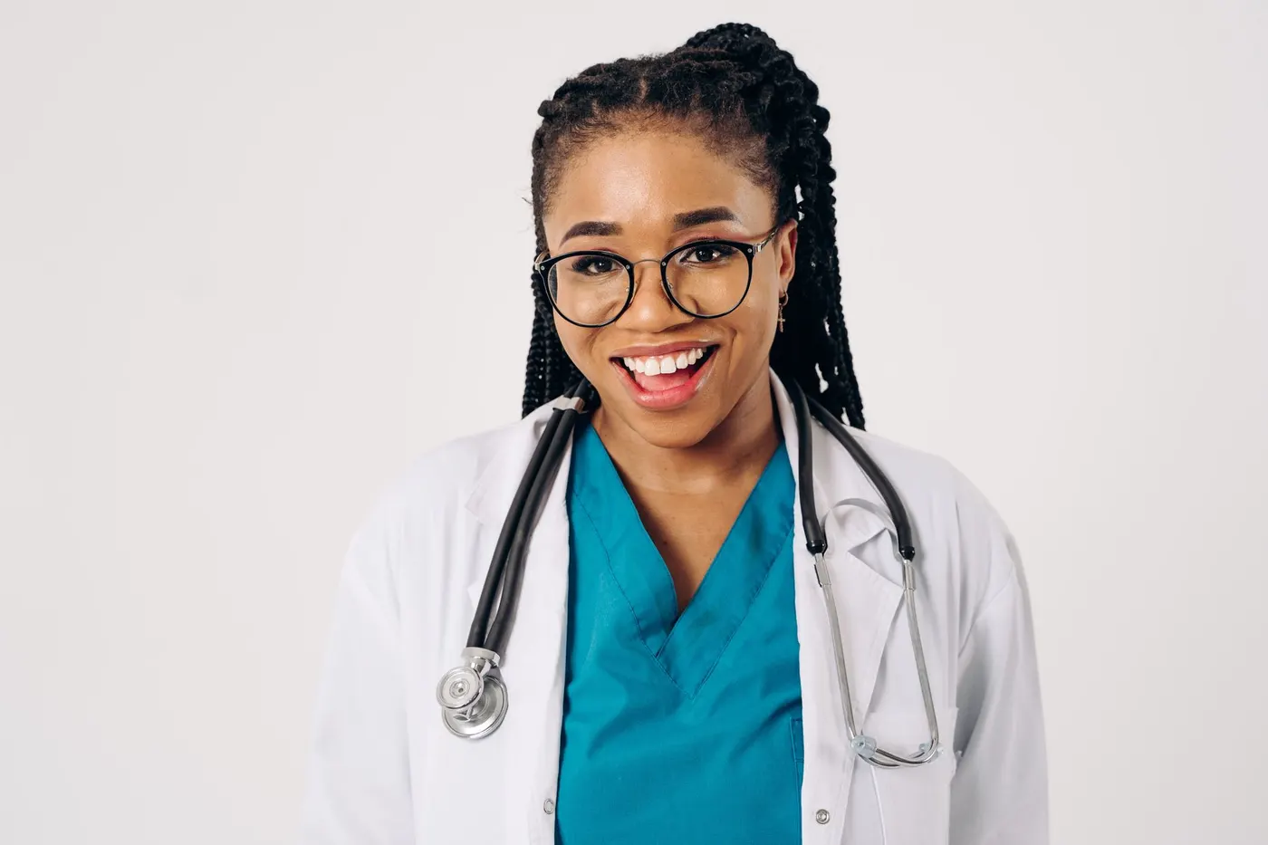 Médica sorrindo de jaleco com estetoscópio