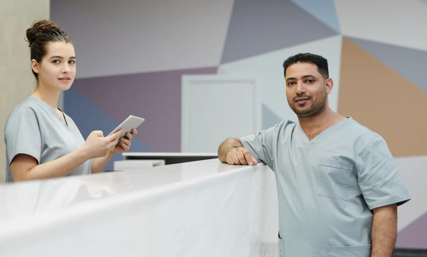 Equipe de recepção de uma clínica com tablet