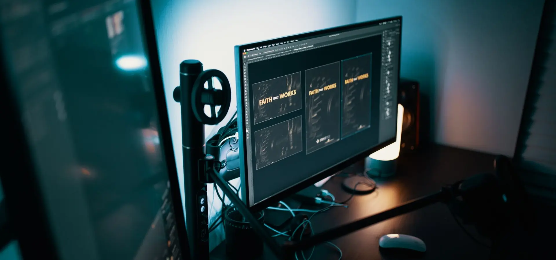 Mesa de trabalho do estúdio com monitor exibindo um projeto